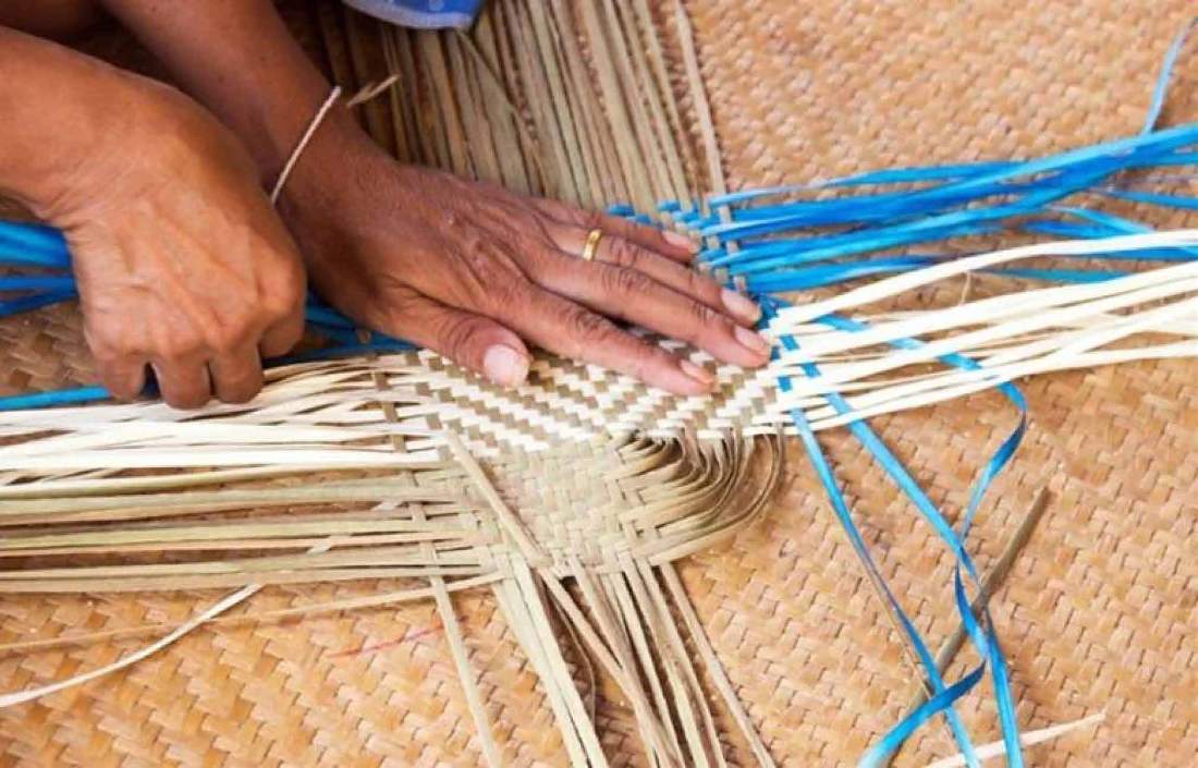 Artesã trançando fibras